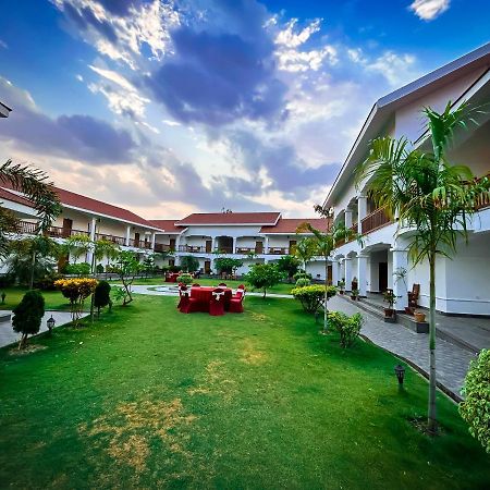 Hotel Earth Light Sauraha Chitwan Luaran gambar