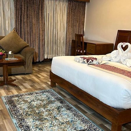Hotel Earth Light Sauraha Chitwan Luaran gambar