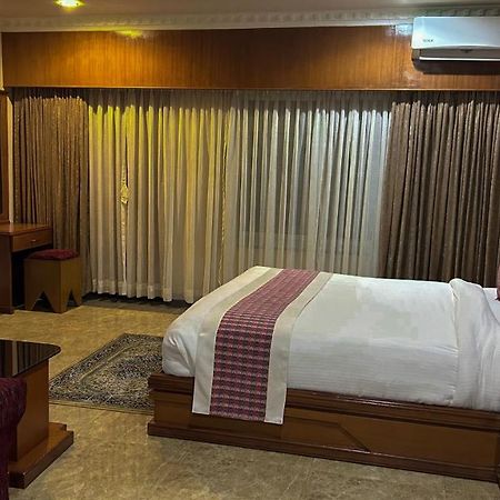 Hotel Earth Light Sauraha Chitwan Luaran gambar