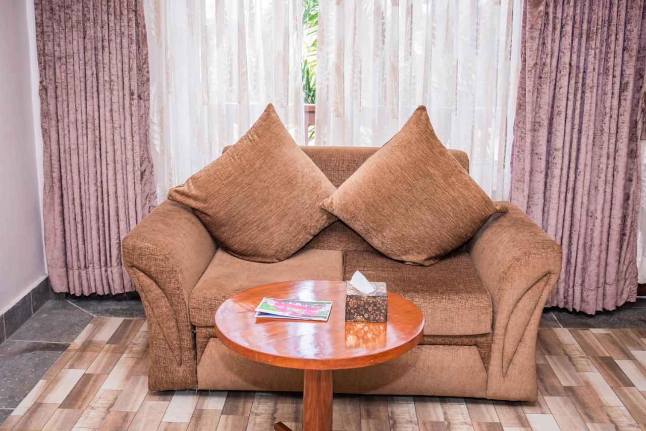 Hotel Earth Light Sauraha Chitwan Luaran gambar