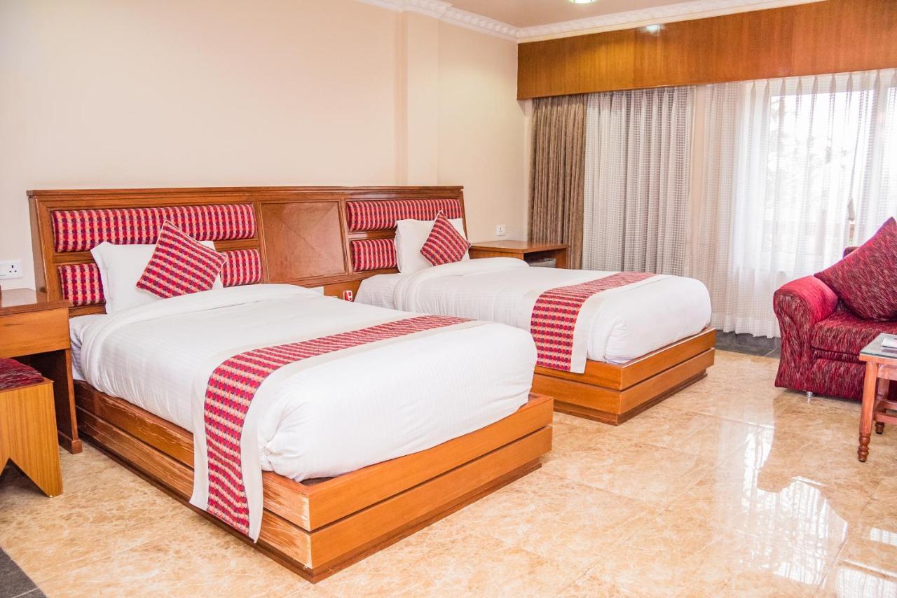 Hotel Earth Light Sauraha Chitwan Luaran gambar