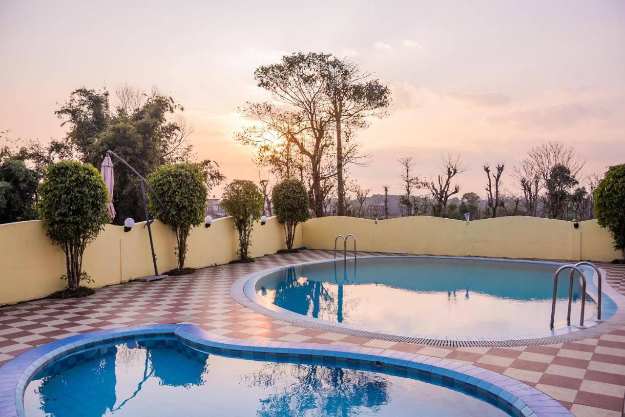 Hotel Earth Light Sauraha Chitwan Luaran gambar