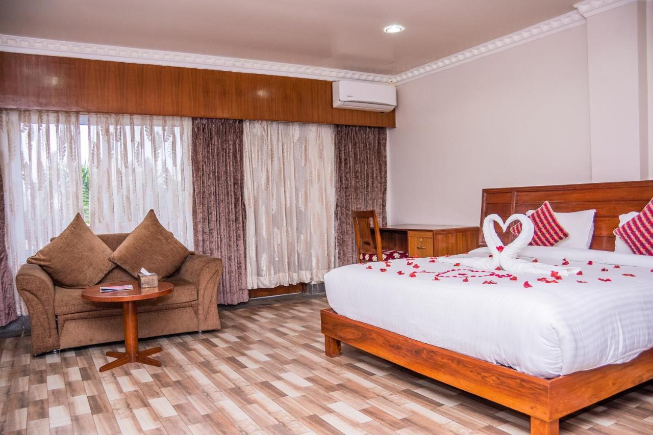 Hotel Earth Light Sauraha Chitwan Luaran gambar