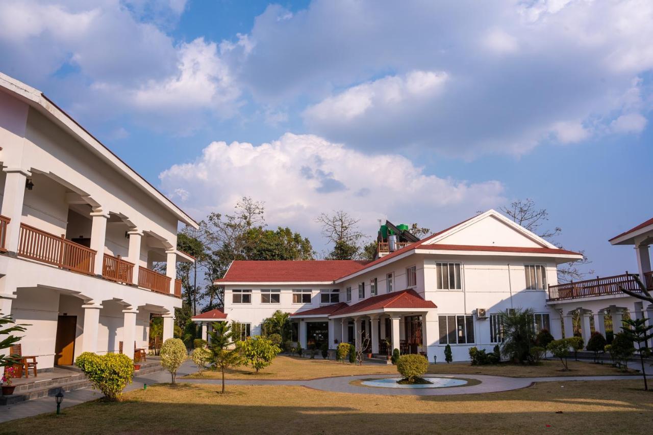 Hotel Earth Light Sauraha Chitwan Luaran gambar