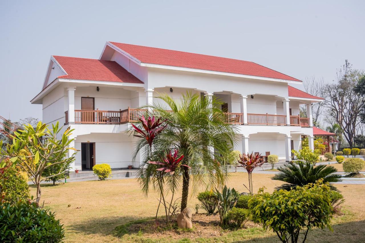 Hotel Earth Light Sauraha Chitwan Luaran gambar