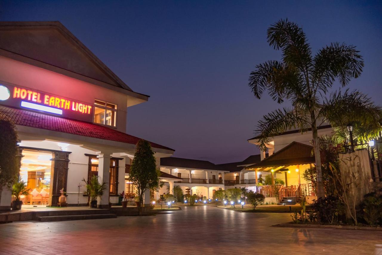 Hotel Earth Light Sauraha Chitwan Luaran gambar