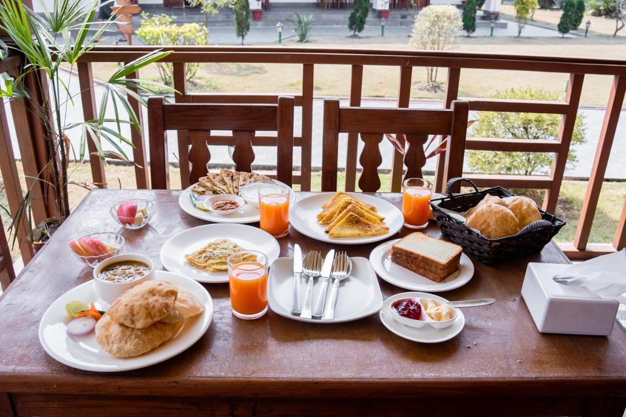 Hotel Earth Light Sauraha Chitwan Luaran gambar