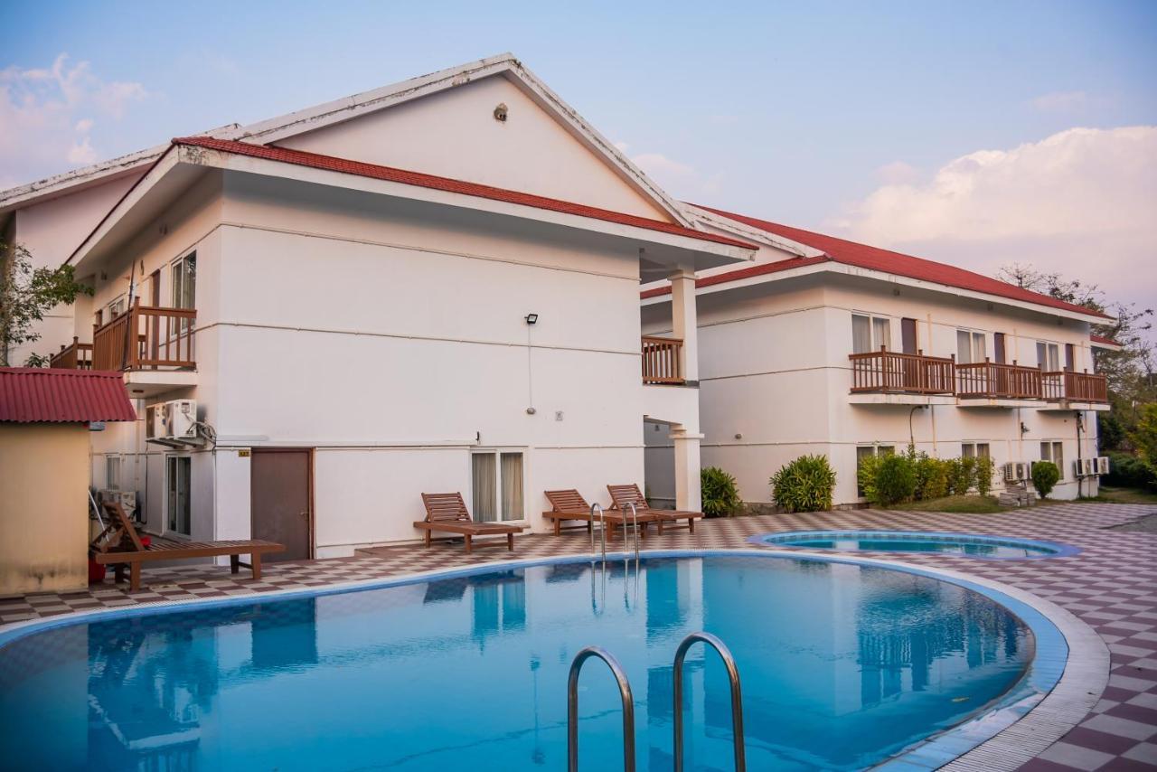 Hotel Earth Light Sauraha Chitwan Luaran gambar