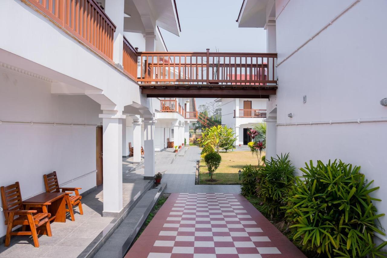 Hotel Earth Light Sauraha Chitwan Luaran gambar