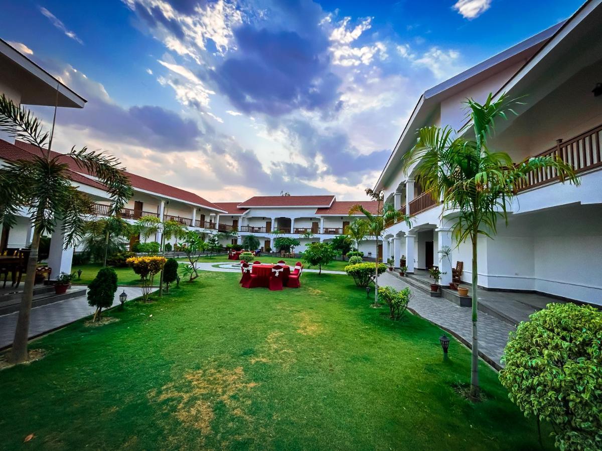 Hotel Earth Light Sauraha Chitwan Luaran gambar