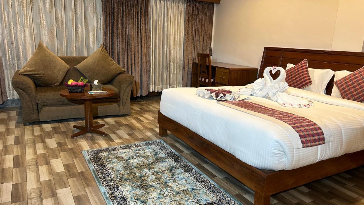 Hotel Earth Light Sauraha Chitwan Luaran gambar