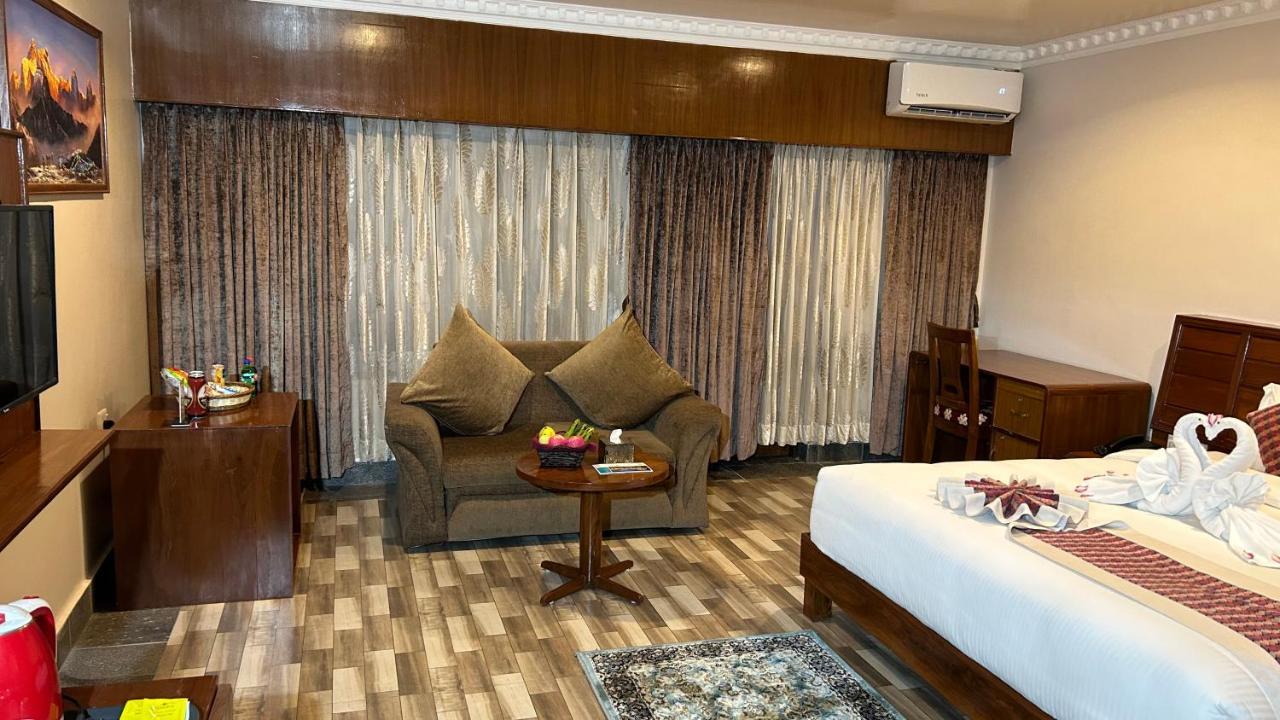 Hotel Earth Light Sauraha Chitwan Luaran gambar