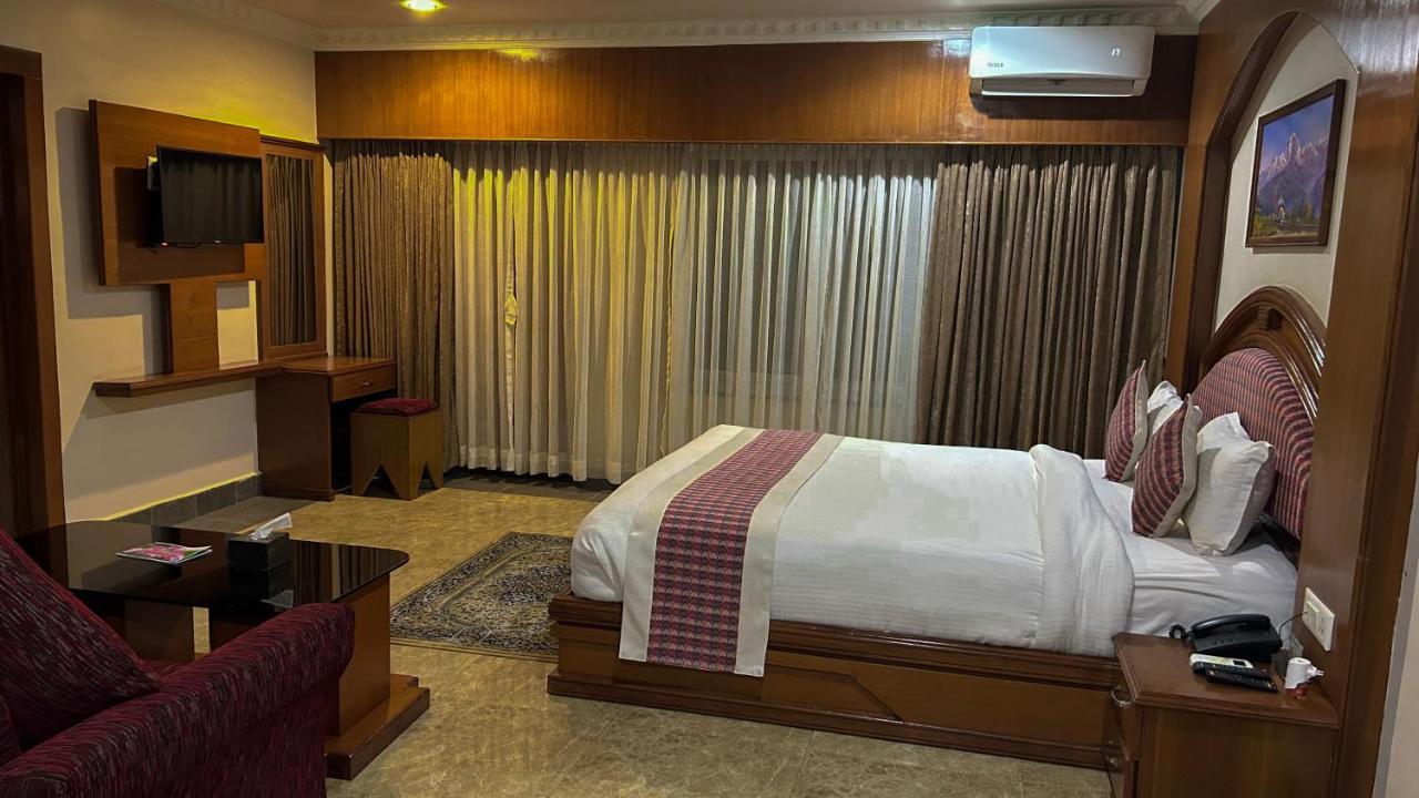 Hotel Earth Light Sauraha Chitwan Luaran gambar