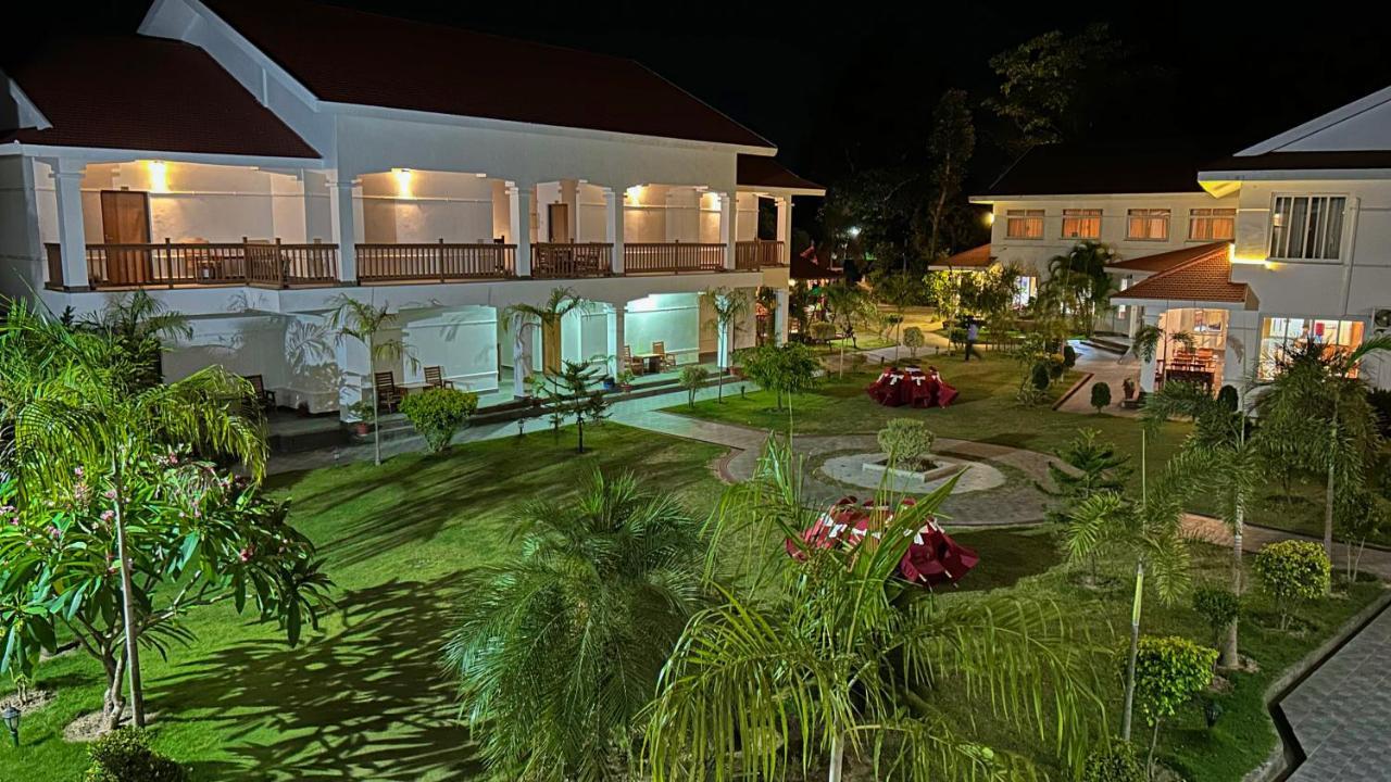 Hotel Earth Light Sauraha Chitwan Luaran gambar