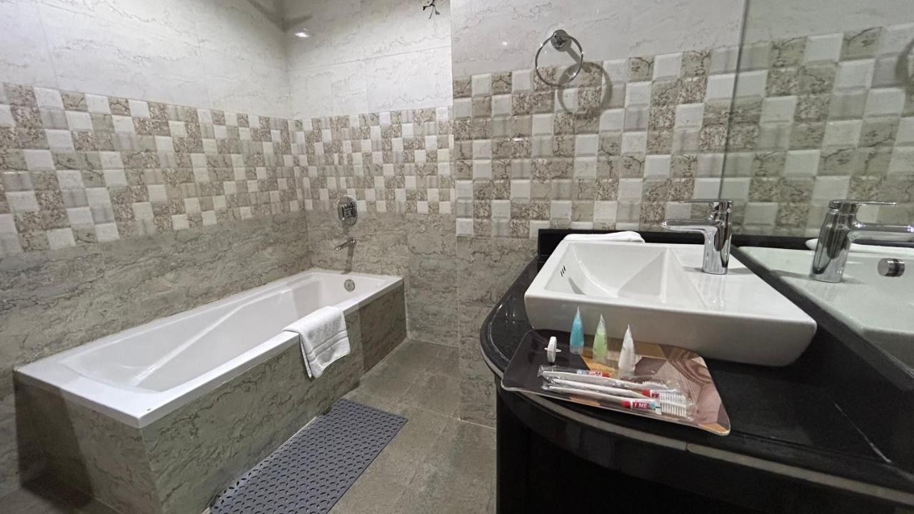 Hotel Earth Light Sauraha Chitwan Luaran gambar