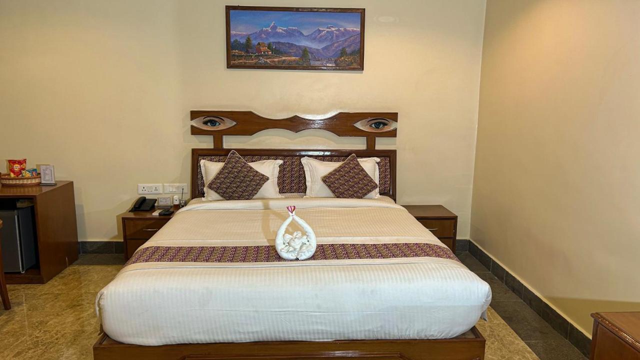 Hotel Earth Light Sauraha Chitwan Luaran gambar