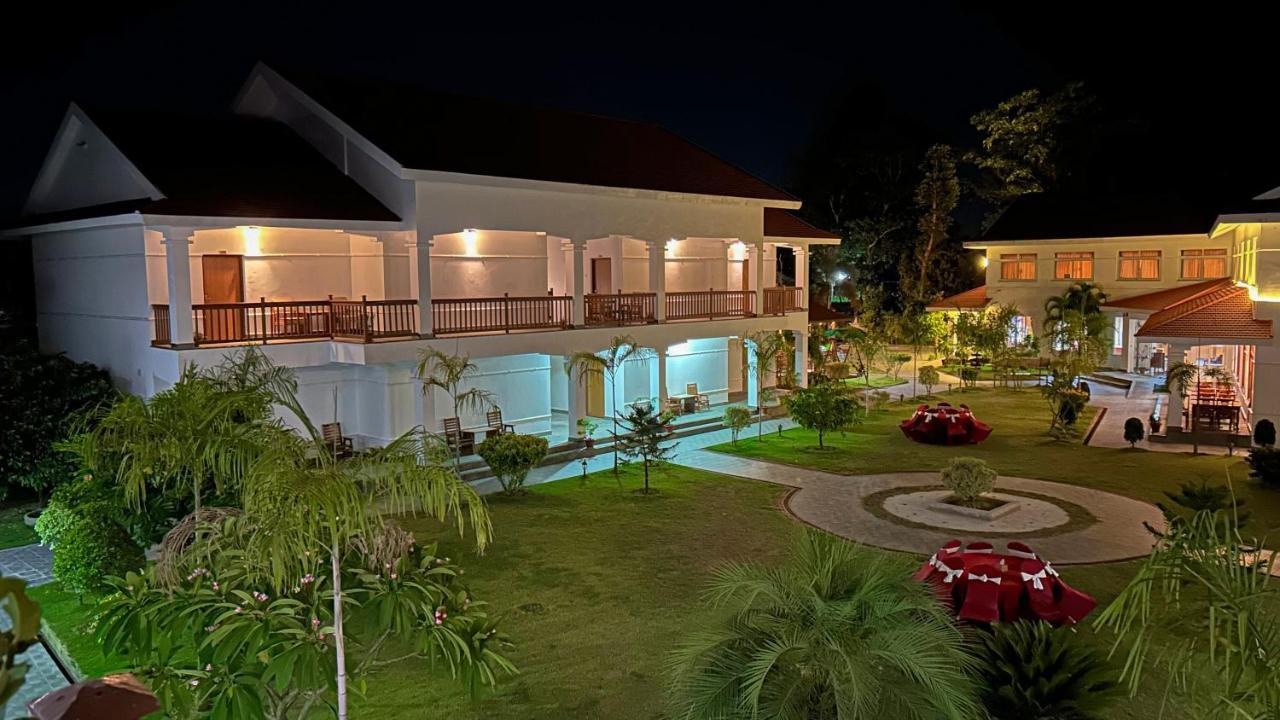 Hotel Earth Light Sauraha Chitwan Luaran gambar