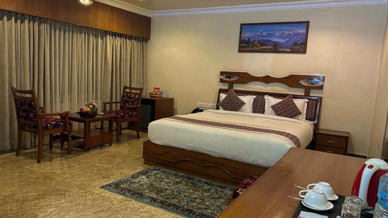 Hotel Earth Light Sauraha Chitwan Luaran gambar