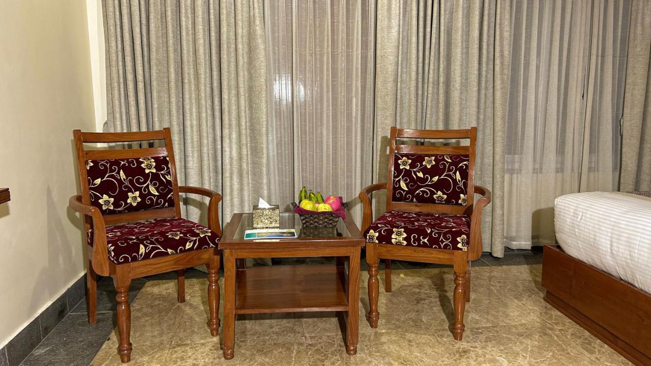 Hotel Earth Light Sauraha Chitwan Luaran gambar