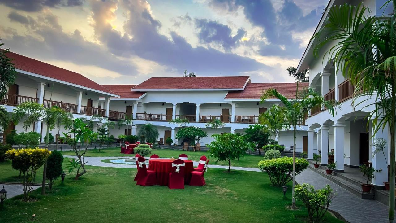 Hotel Earth Light Sauraha Chitwan Luaran gambar