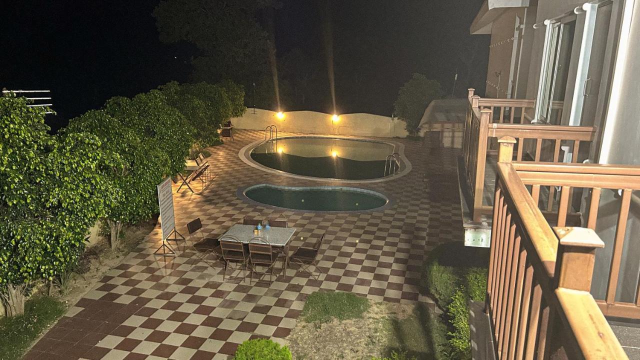 Hotel Earth Light Sauraha Chitwan Luaran gambar