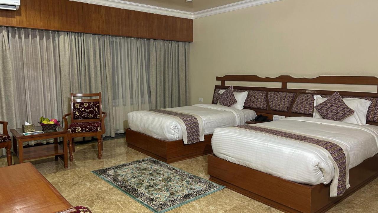 Hotel Earth Light Sauraha Chitwan Luaran gambar