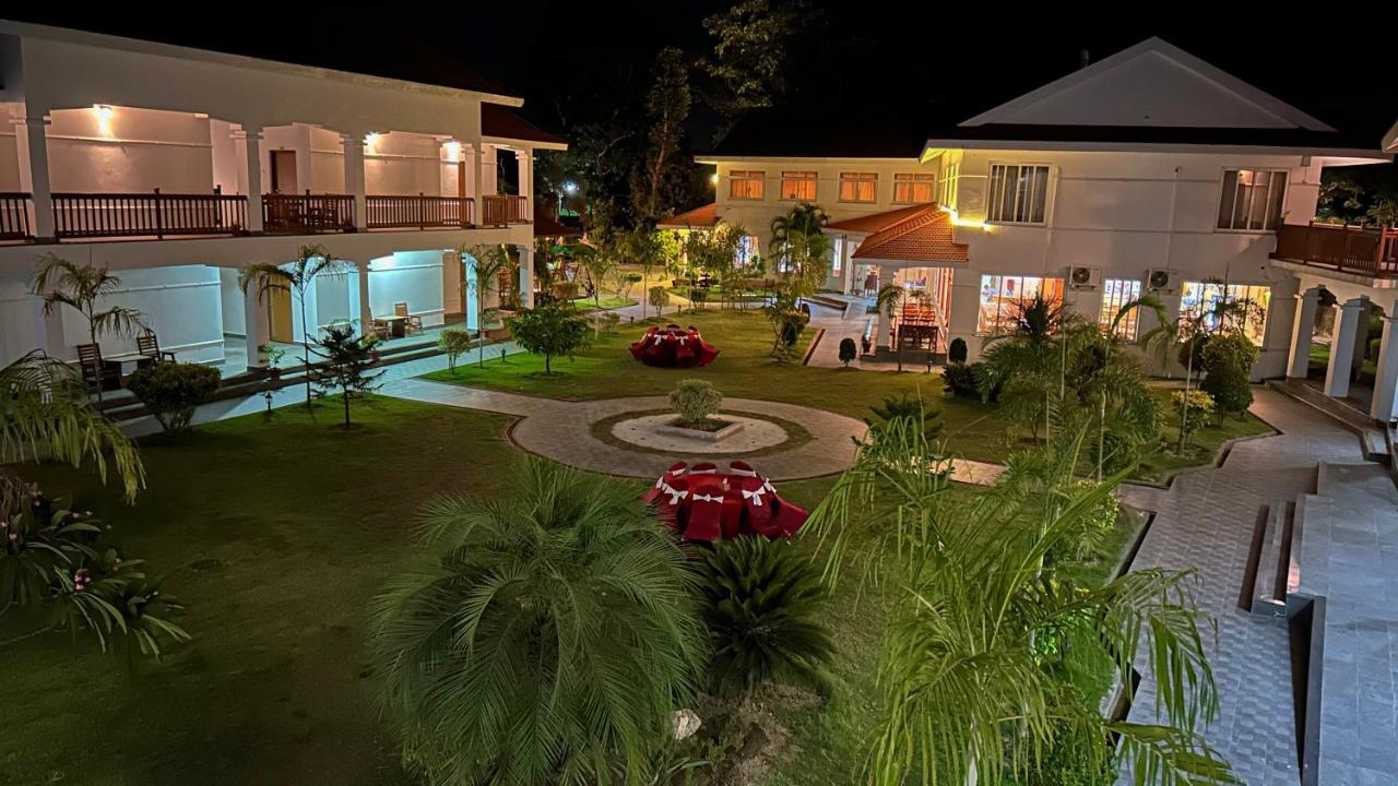 Hotel Earth Light Sauraha Chitwan Luaran gambar
