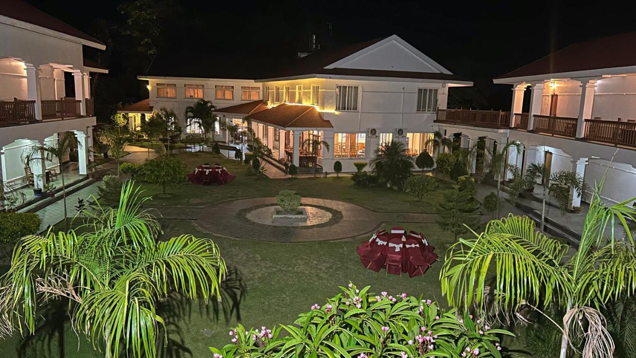 Hotel Earth Light Sauraha Chitwan Luaran gambar