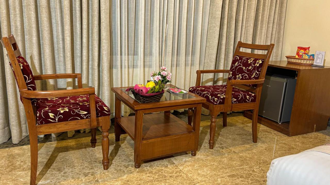 Hotel Earth Light Sauraha Chitwan Luaran gambar