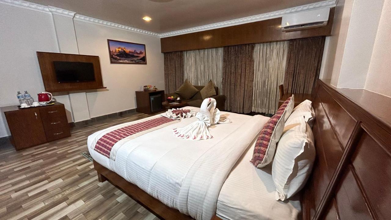 Hotel Earth Light Sauraha Chitwan Luaran gambar