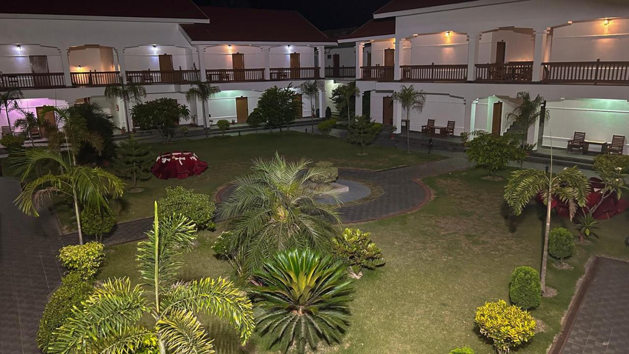 Hotel Earth Light Sauraha Chitwan Luaran gambar