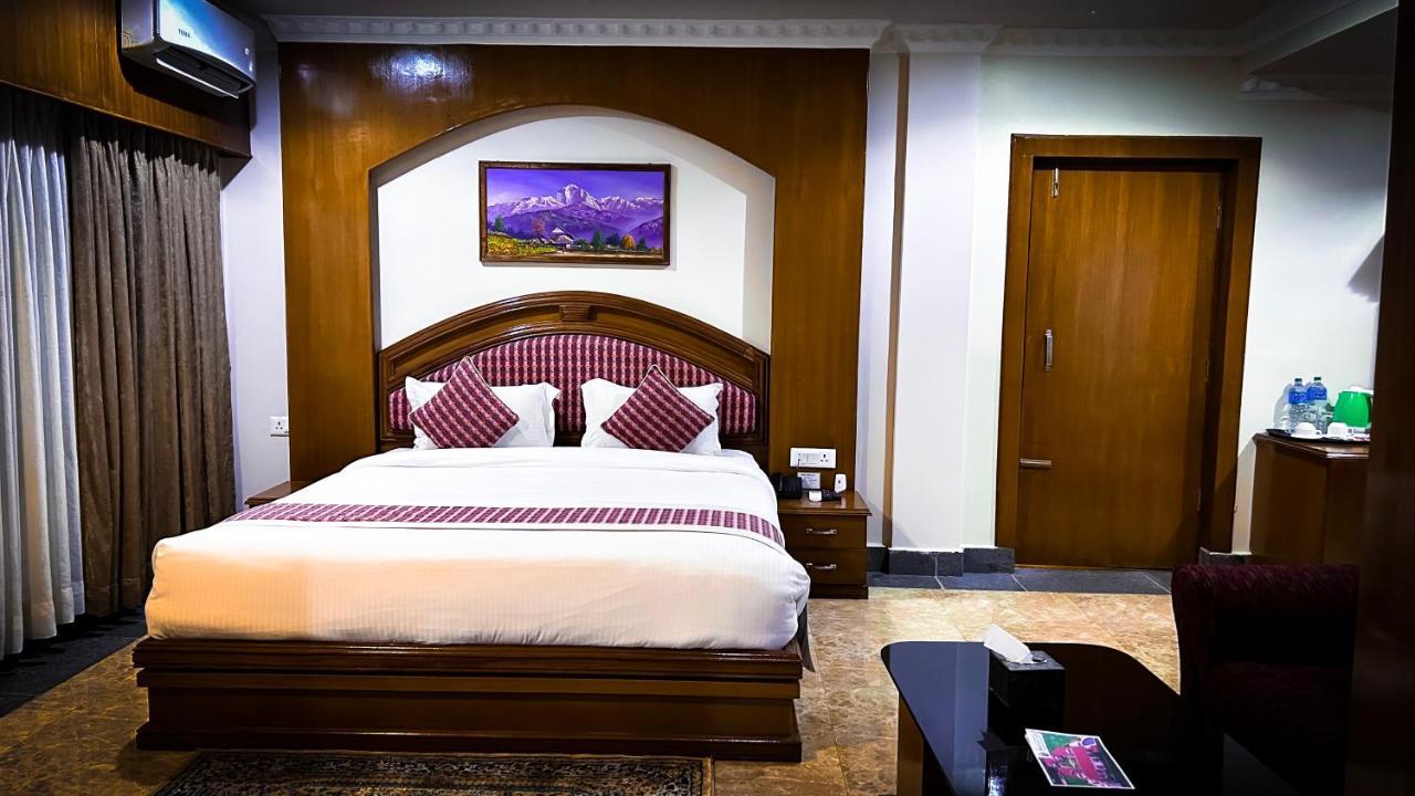 Hotel Earth Light Sauraha Chitwan Luaran gambar