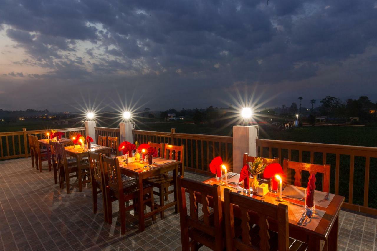 Hotel Earth Light Sauraha Chitwan Luaran gambar