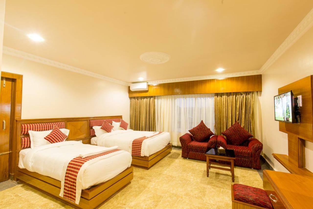 Hotel Earth Light Sauraha Chitwan Luaran gambar