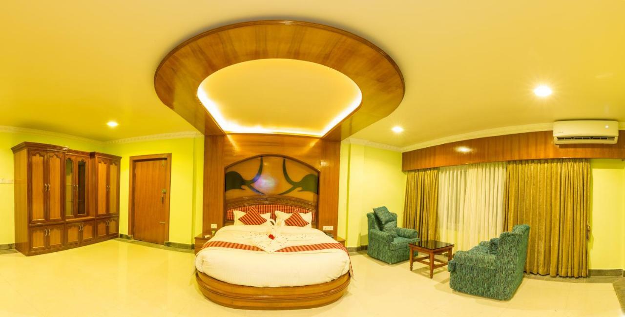 Hotel Earth Light Sauraha Chitwan Luaran gambar