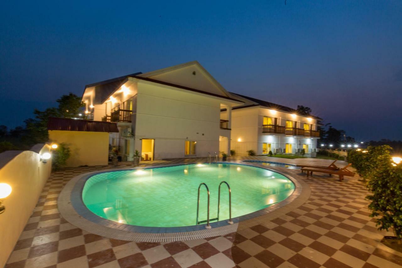 Hotel Earth Light Sauraha Chitwan Luaran gambar