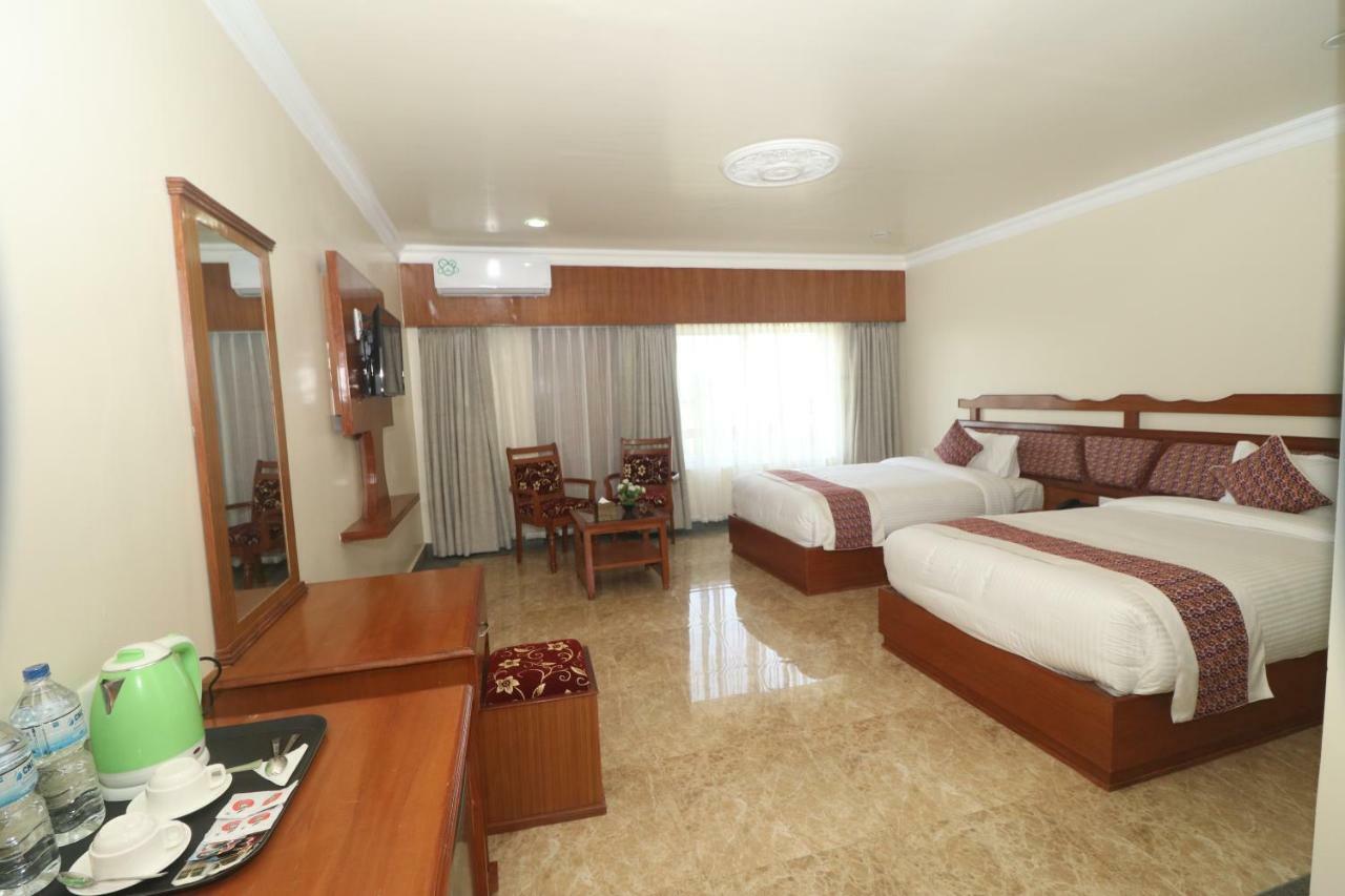 Hotel Earth Light Sauraha Chitwan Luaran gambar