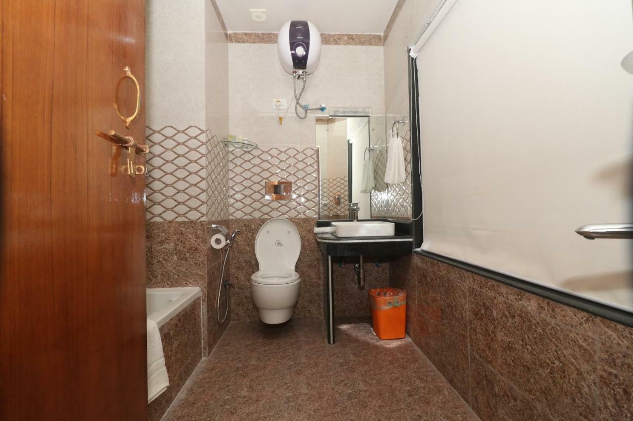 Hotel Earth Light Sauraha Chitwan Luaran gambar