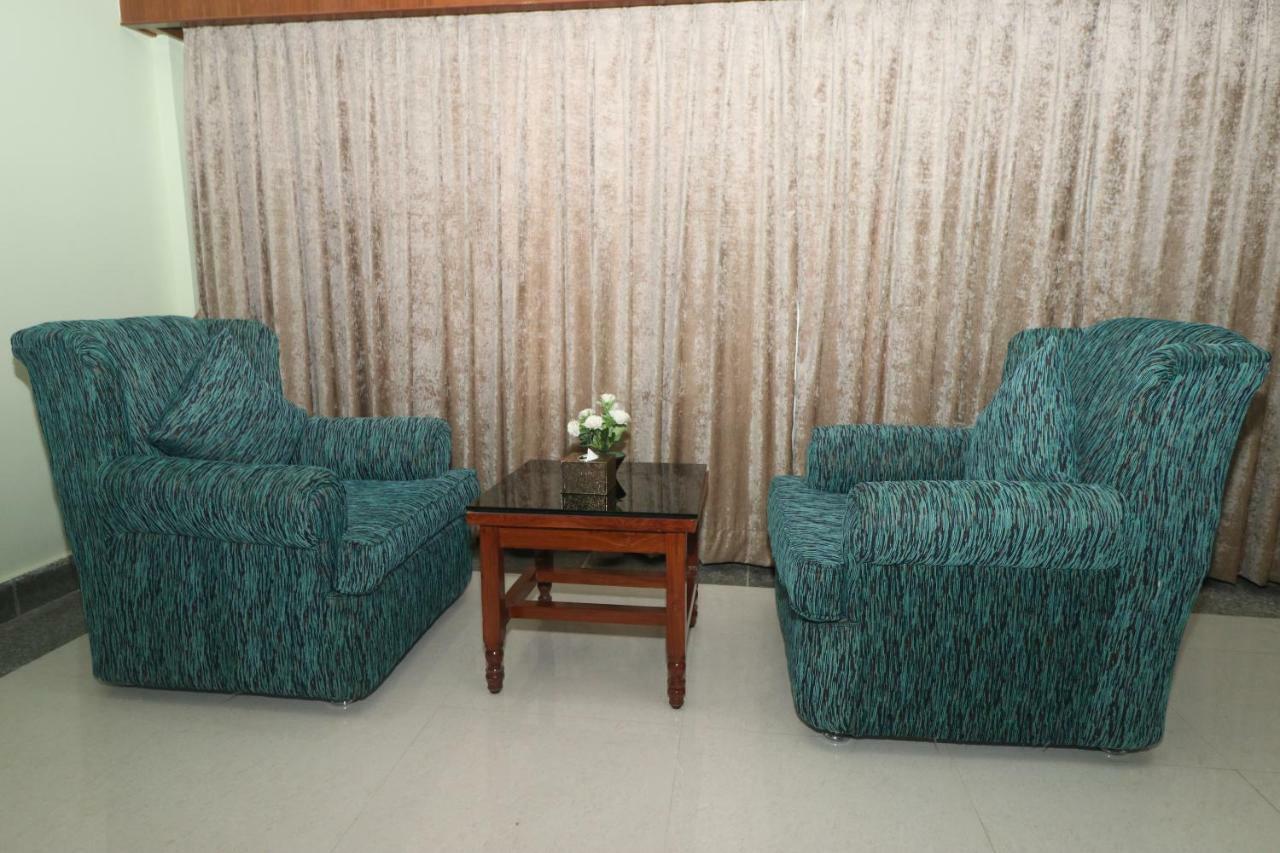 Hotel Earth Light Sauraha Chitwan Luaran gambar