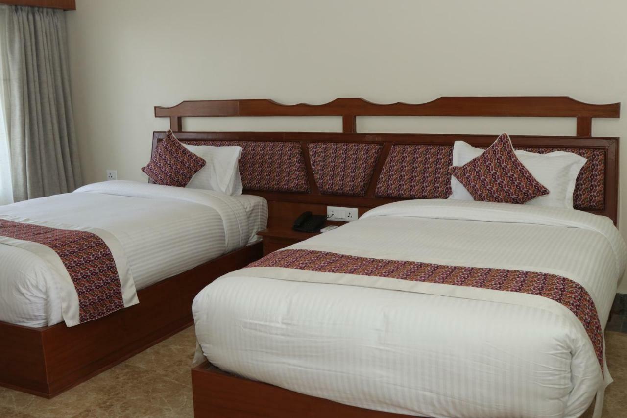Hotel Earth Light Sauraha Chitwan Luaran gambar