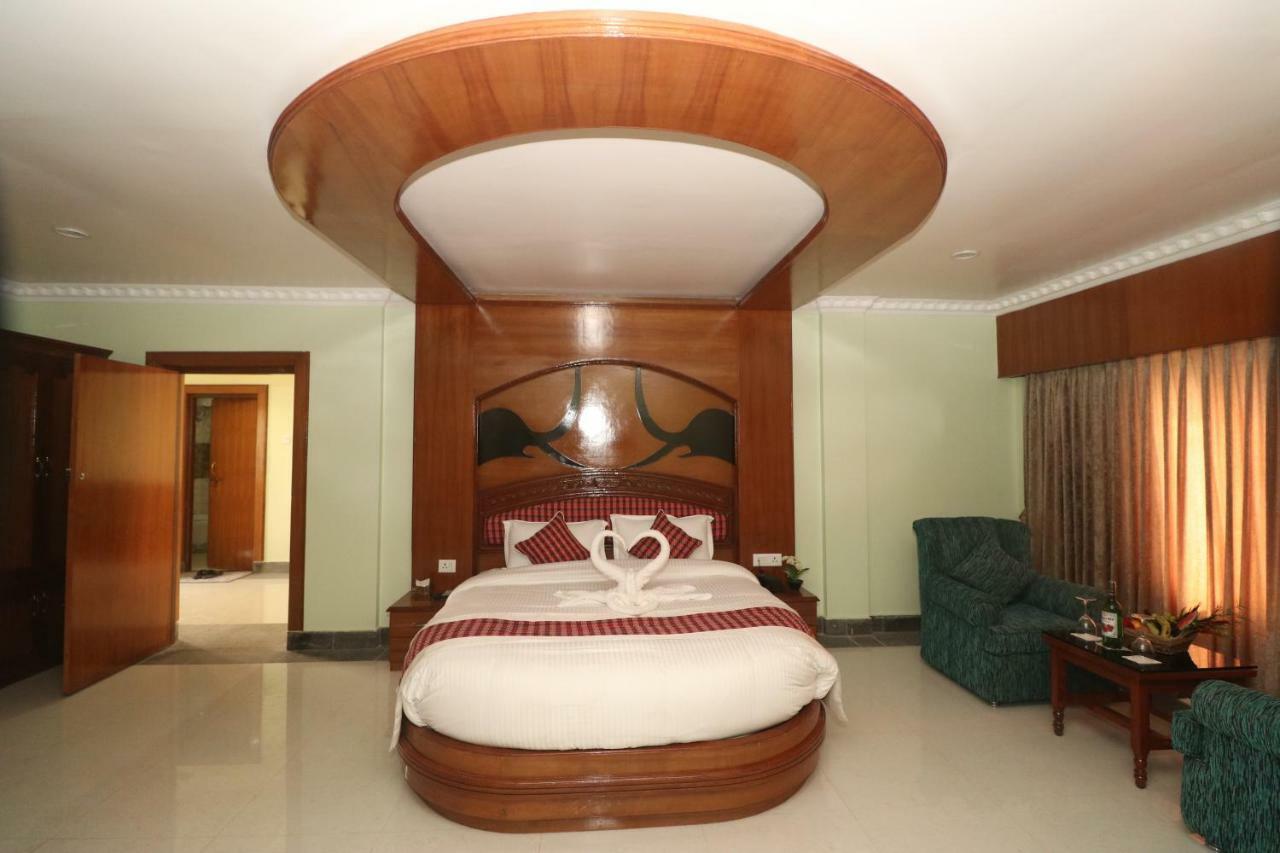 Hotel Earth Light Sauraha Chitwan Luaran gambar