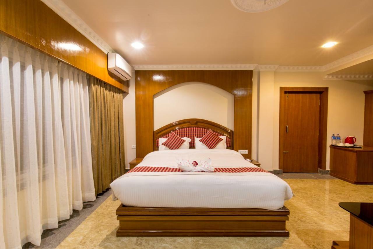Hotel Earth Light Sauraha Chitwan Luaran gambar